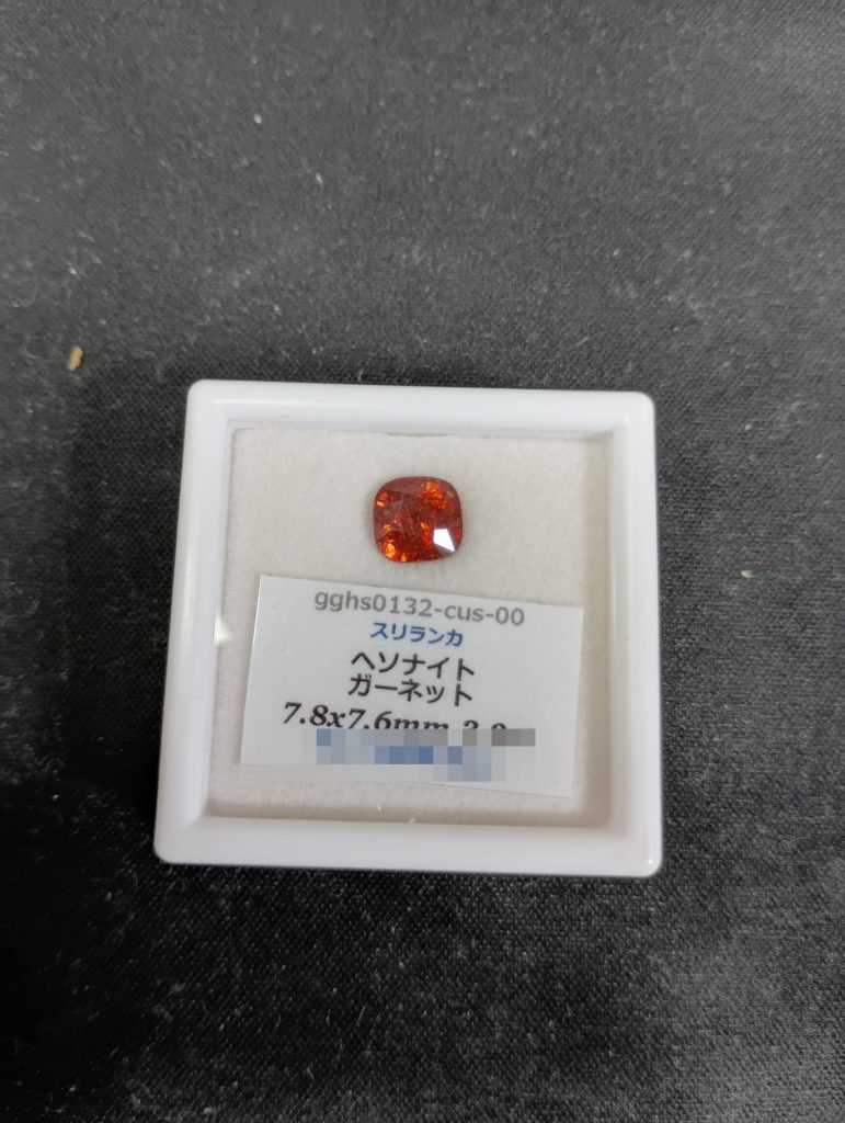 ヘソナイトガーネットのルース(スリランカ、3.2ct)とカード
